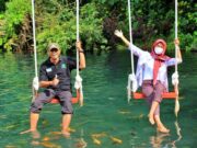 Ayunan di atas danau Situ Cipanten yang jernih