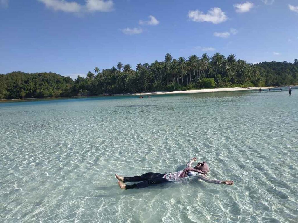 Berenang di Pulau Kalimantung