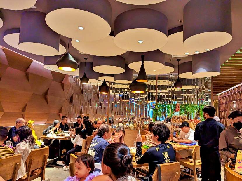 Suasana area makan Remboelan Resto yang terkesan mewah