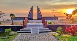 Gapura Ikonik di Puncak Jowin Mirip Candi Bentar di Bali