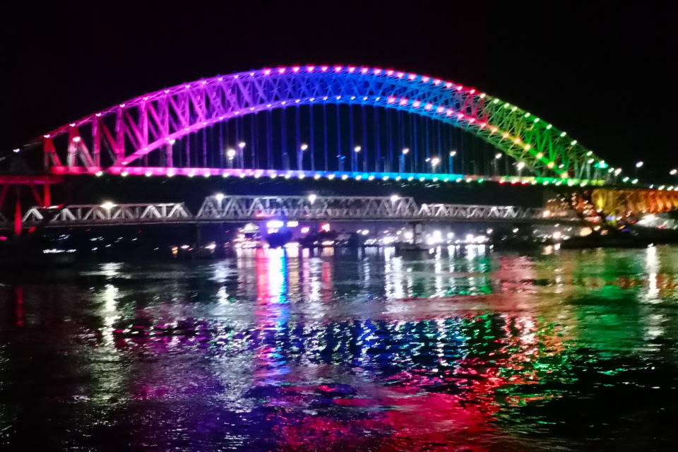 Jembatan Mahkota saat malam hari