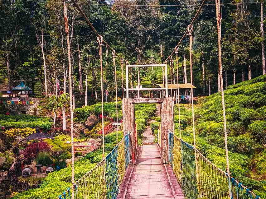 Jembatan gantung di wisata Gunung Gambir