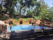 Kolam renang anak dan rumah hobbit