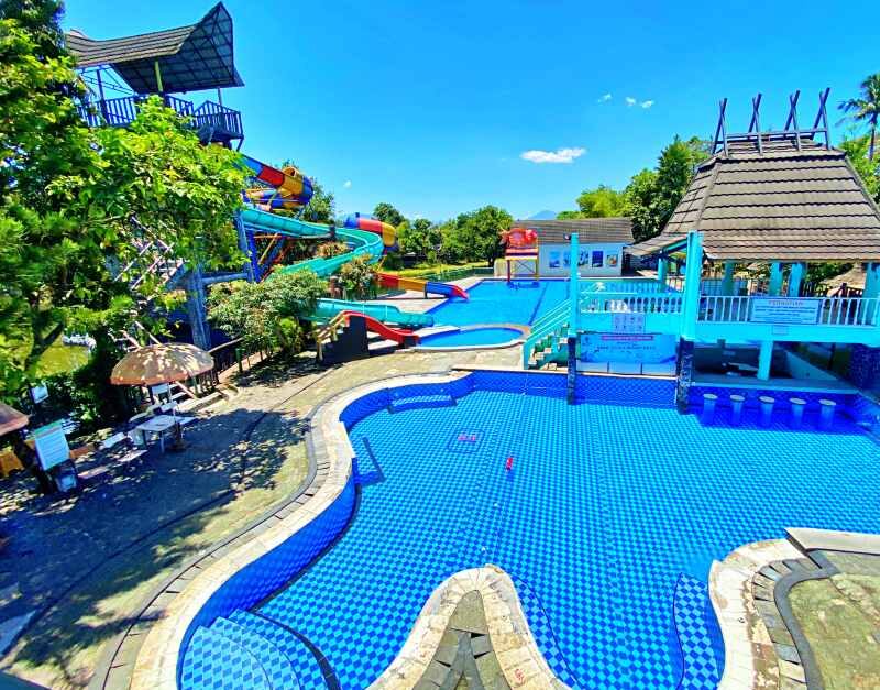 Area Kolam renang yang luas dengan wahana waterboom di Danau Dariza Cipanas Garut
