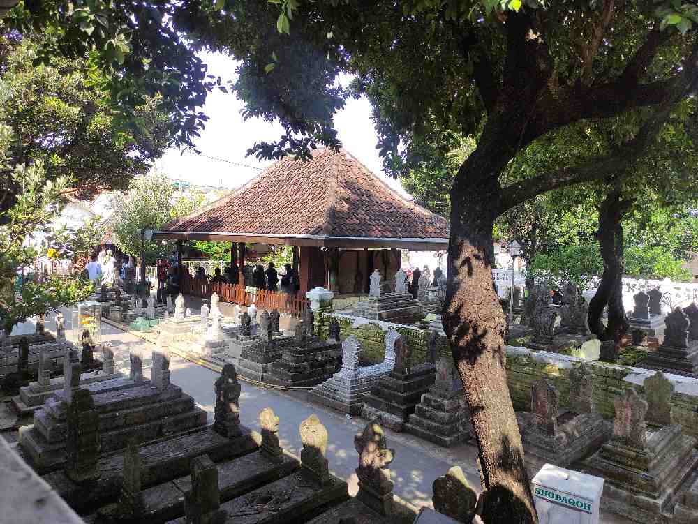 Kompleks pemakaman keluarga Sunan Gunung Jati