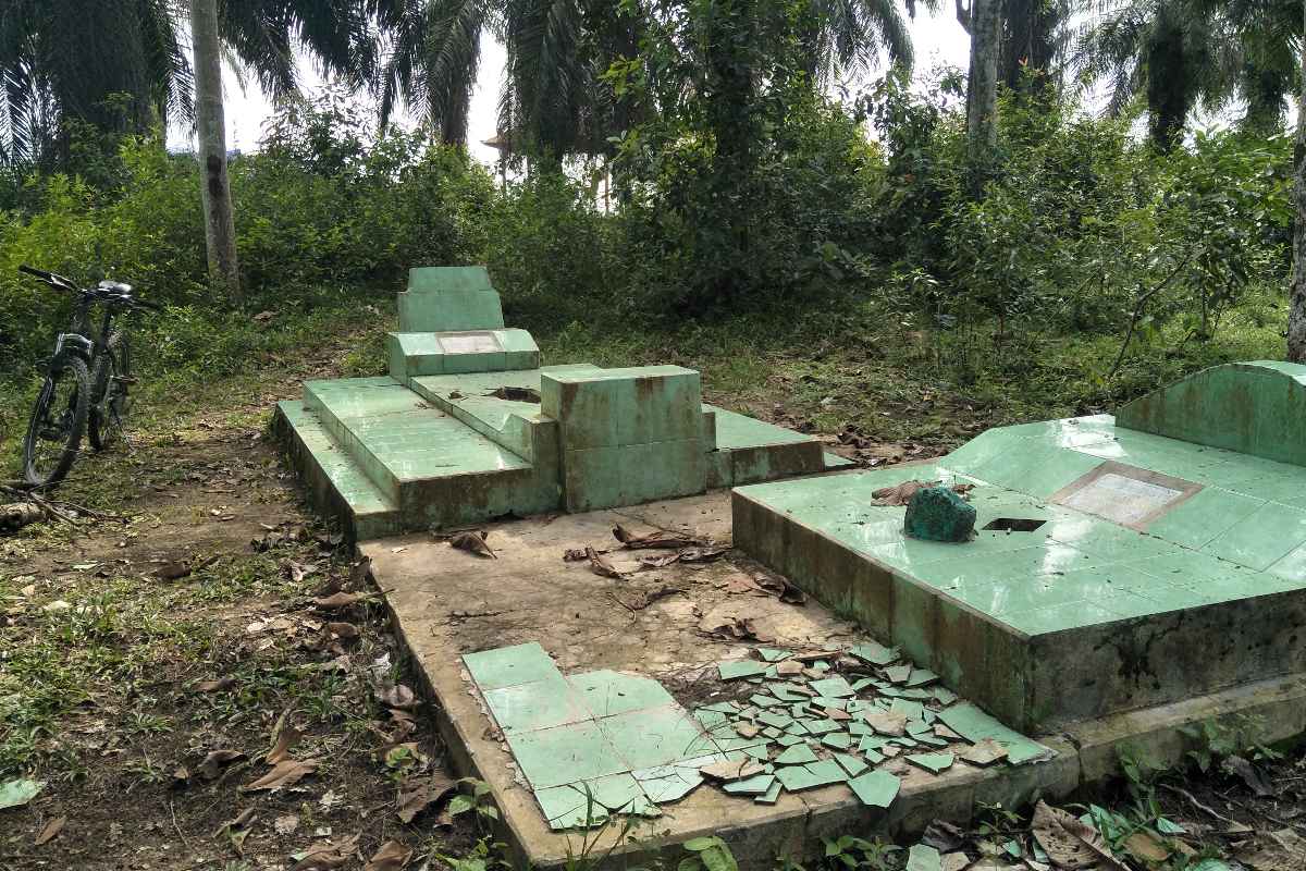 Kondisi dua makam di situs Prasasti Talang Tuo