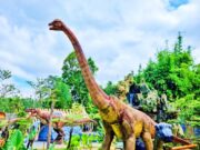 Patung Brachiosaurus di Dinoland Garut