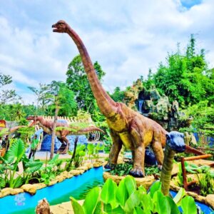 Patung Brachiosaurus di Dinoland Garut