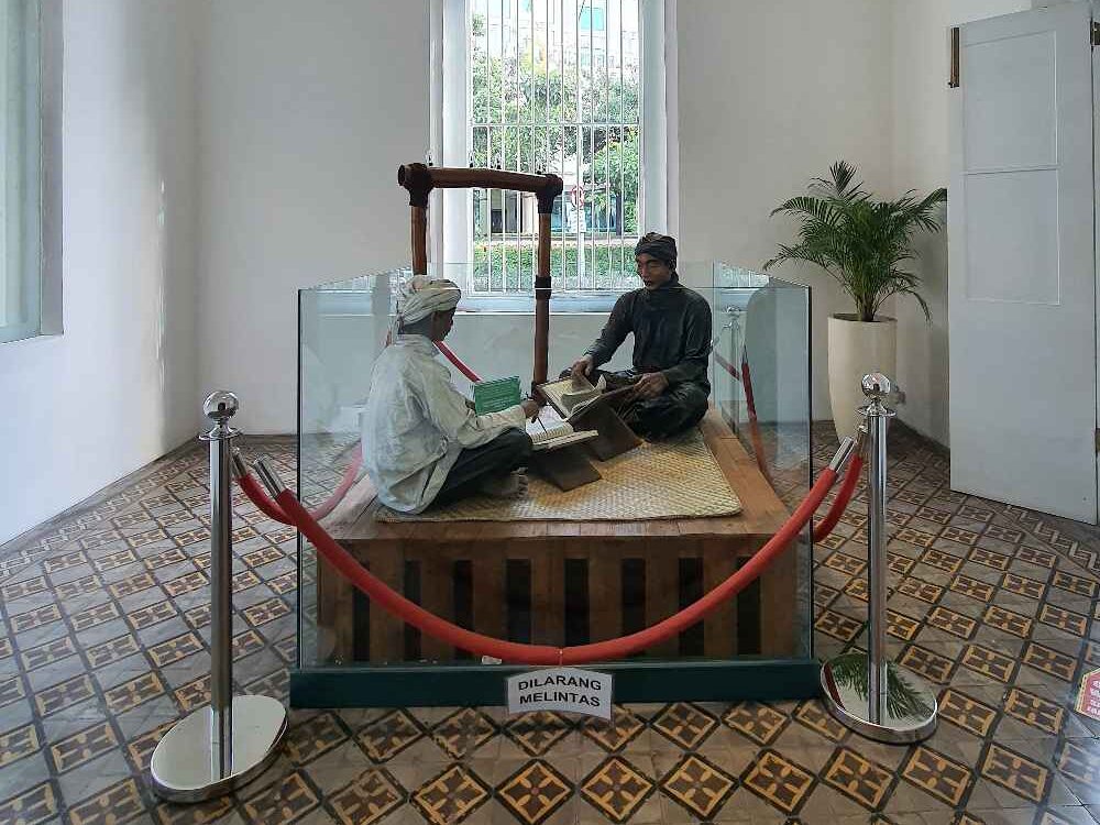 Diorama Pendidikan pesantren di masa klasik di Museum Pendidikan Surabaya