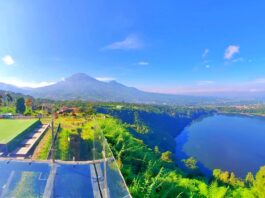 Teras Kaca KAHYANGAN SKYLINE Dieng berlatar Telaga Menjer