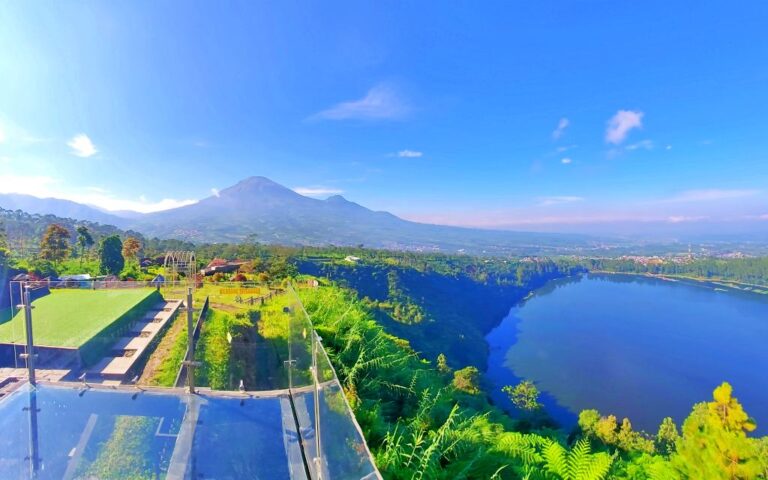 Teras Kaca KAHYANGAN SKYLINE Dieng berlatar Telaga Menjer