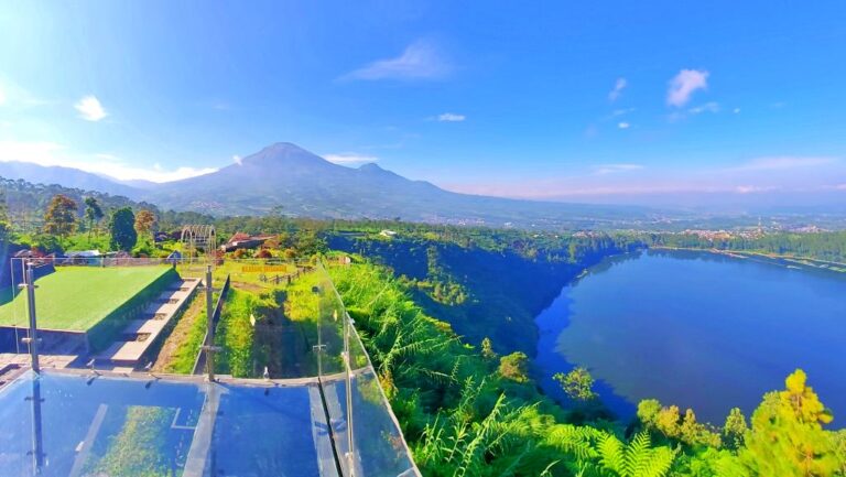 Teras Kaca KAHYANGAN SKYLINE Dieng berlatar Telaga Menjer