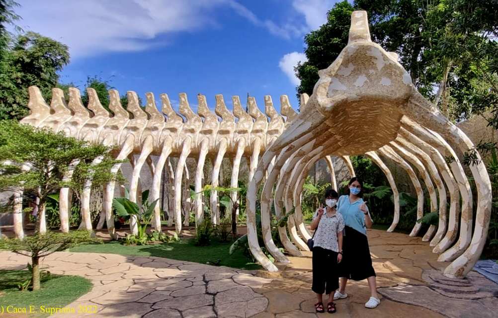 Terowongan tulang ikonik di Garut Dinoland