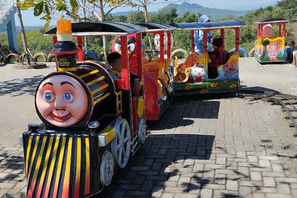 Permainan kereta untuk anak-anak di Wisata Pasir Gibug