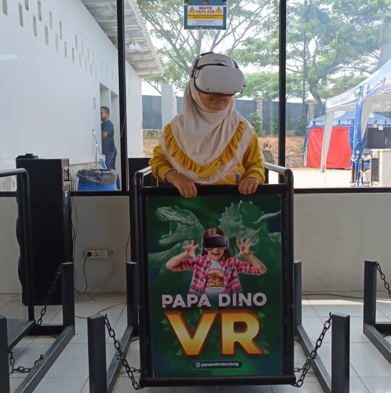 Bermain Virtual Reality di Papa Dino