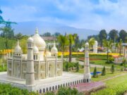 Keindahan taman Minimania dengan miniatur bangunan ikonik dunia seperti Taj Mahal