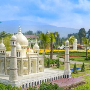 Keindahan taman Minimania dengan miniatur bangunan ikonik dunia seperti Taj Mahal