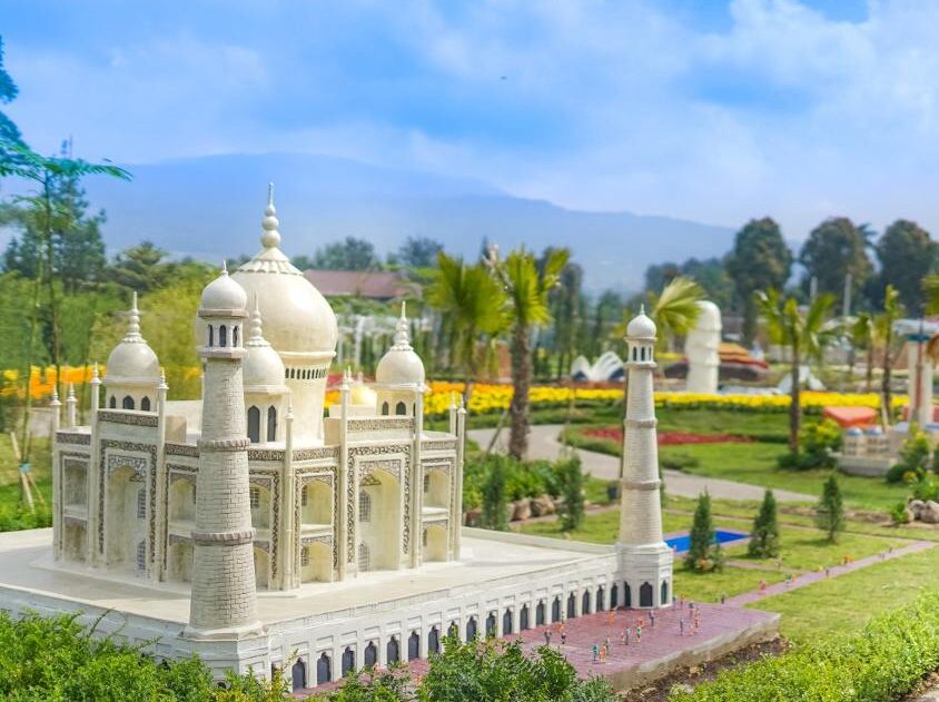 Keindahan taman Minimania dengan miniatur bangunan ikonik dunia seperti Taj Mahal