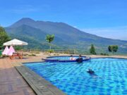 Kolam renang di Alinson Sunset Hill berlatar Gunung Salak