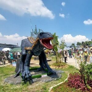 Patung dinosaurus terlihat nyata di Papa Dino Bandung