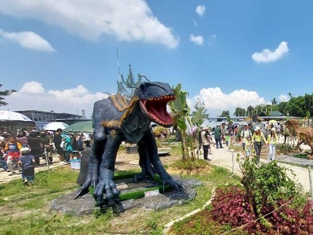 Patung dinosaurus terlihat nyata di Papa Dino Bandung