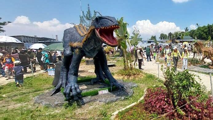 Patung dinosaurus terlihat nyata di Papa Dino Bandung