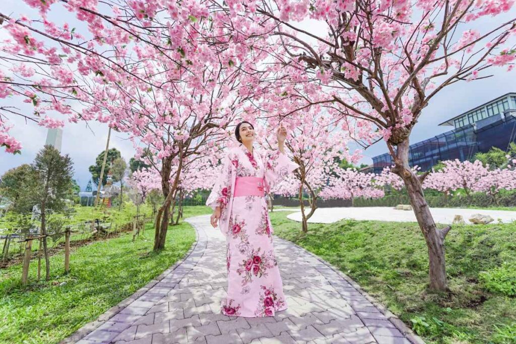 Pengunjung sedang berfoto di Taman Sakura menggunakan kimono yang cantik