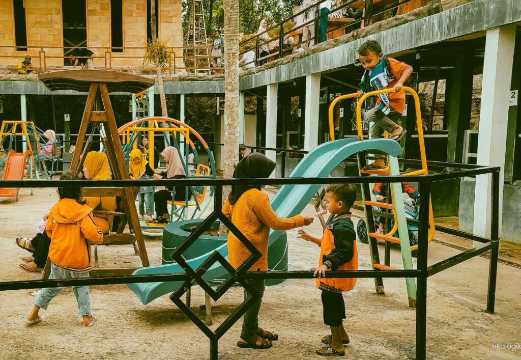 Playground anak di objek wisata Lembu Benggolo