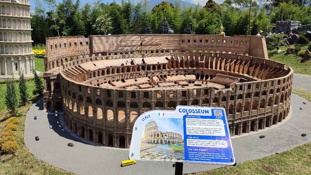 Replika Colloseum Roma yang ada di taman Minimania