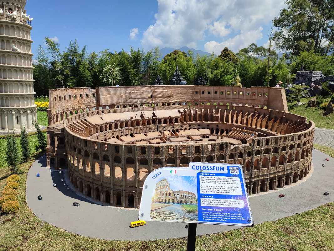 Replika Colloseum Roma yang ada di taman Minimania