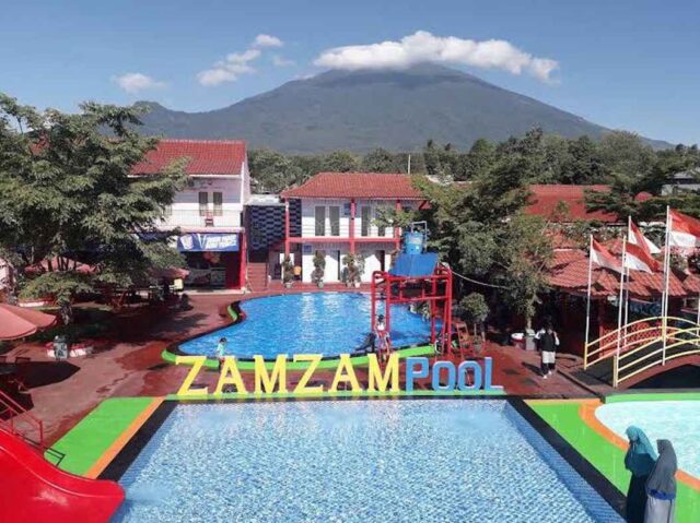 Pemandangan Gunung Ciremai jika terlihat dari Zam Zam Pool