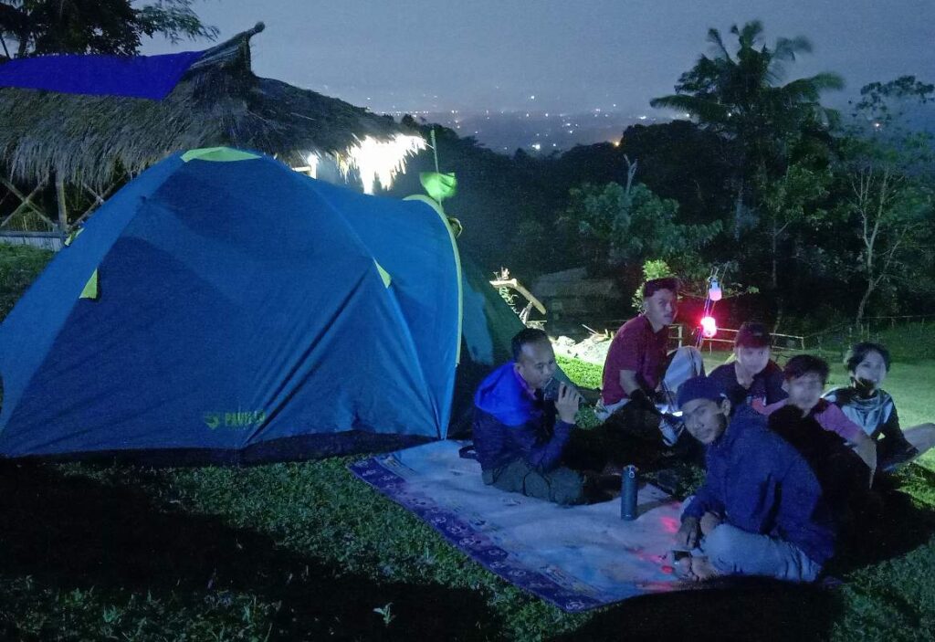 Camping di atas bukit Pangangonan Hill