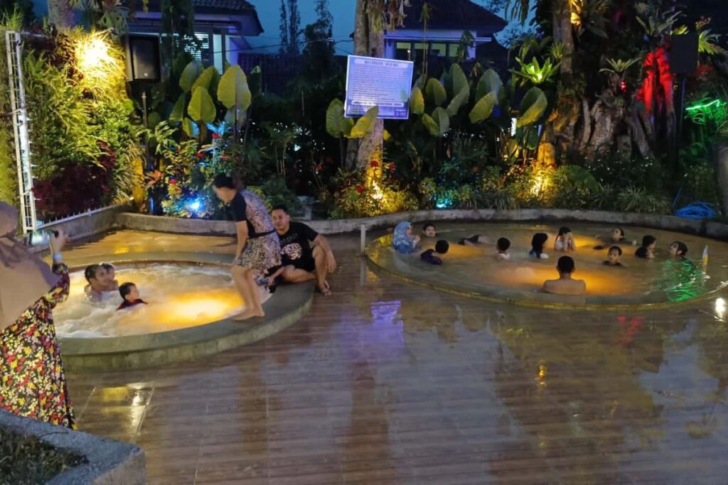 Kolam Jacuzzi air panas untuk relaksasi di Songgoriti Hotspring