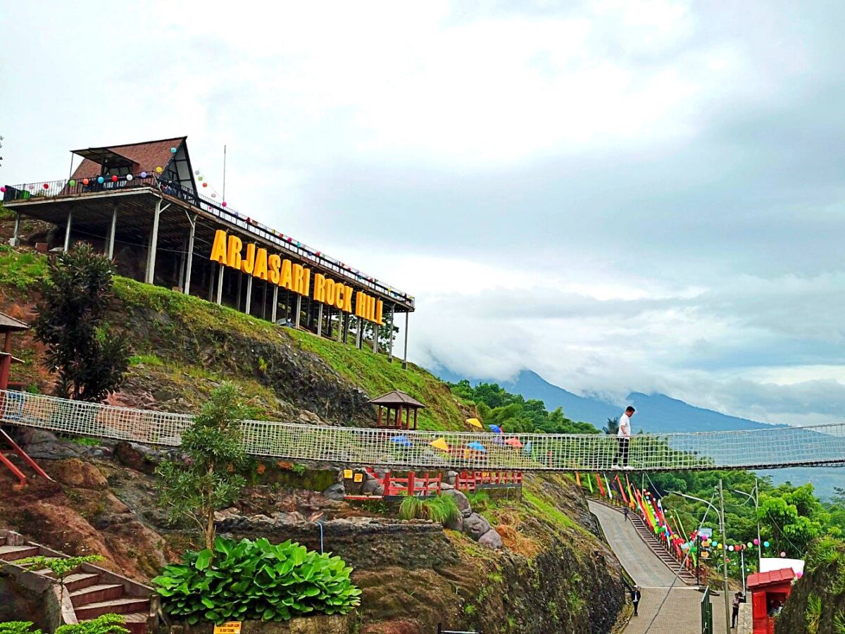 Jembatan gantung Arjasari Rock Hills Banjaran Bandung