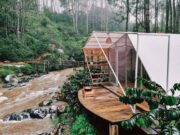 Suasana Luxury Camp Riverside di tengah hutan dengan aliran sungai