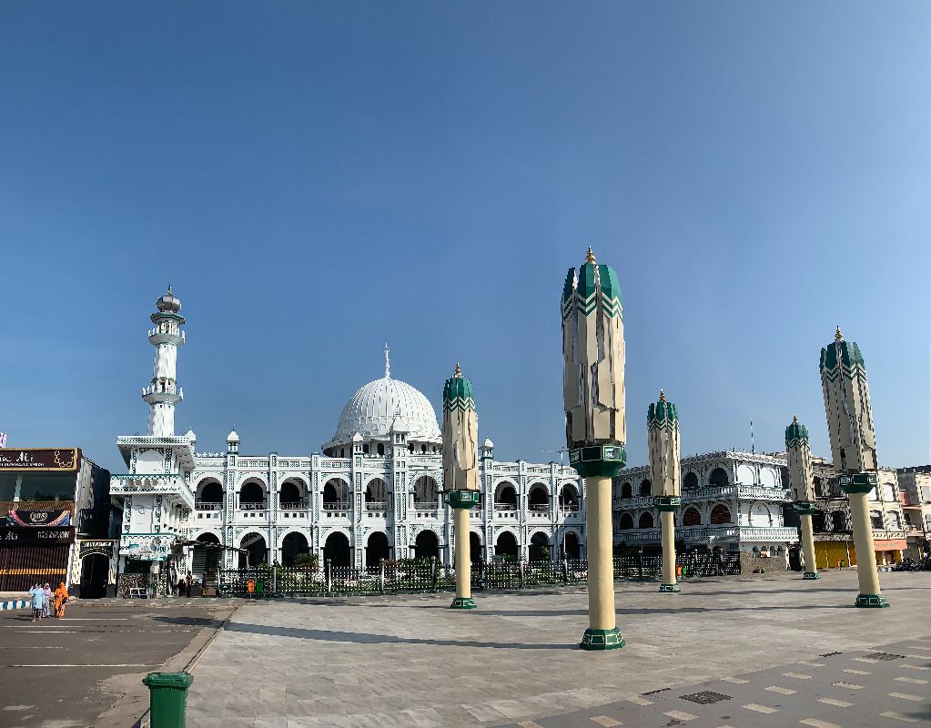 Masjid Agung Al-Anwar yang megah