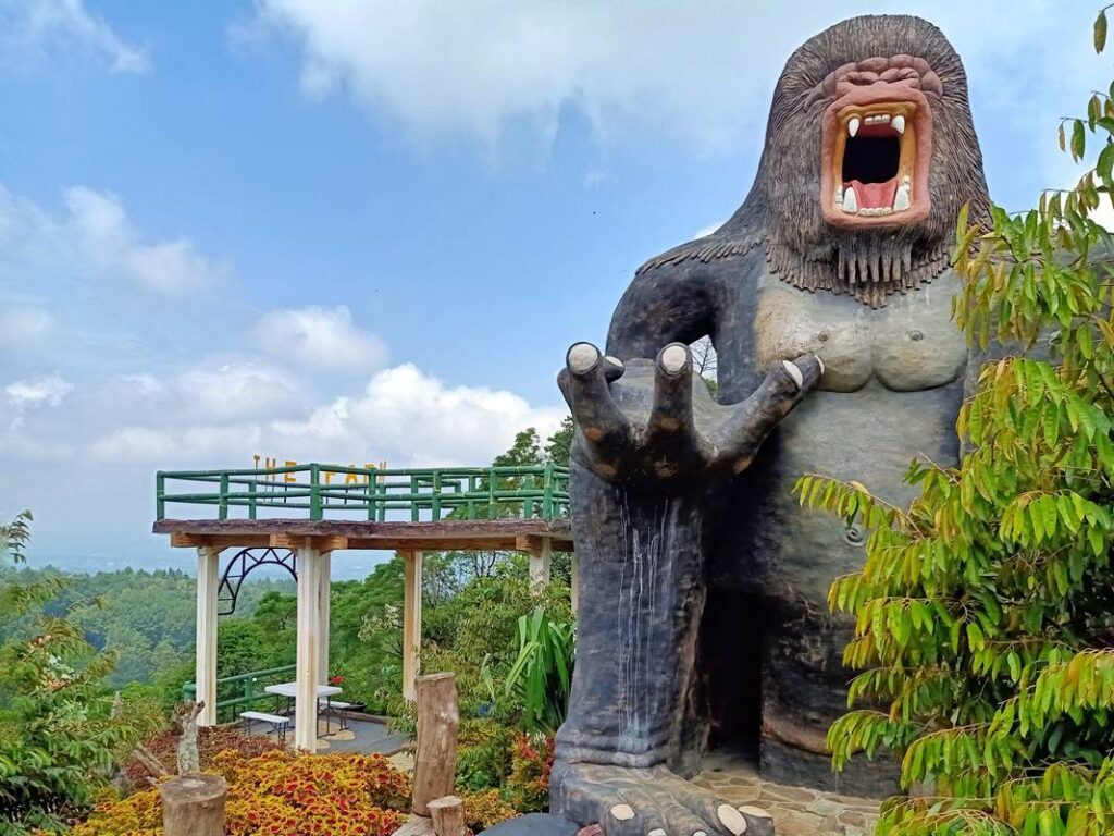 Patung Gorilla Raksasa