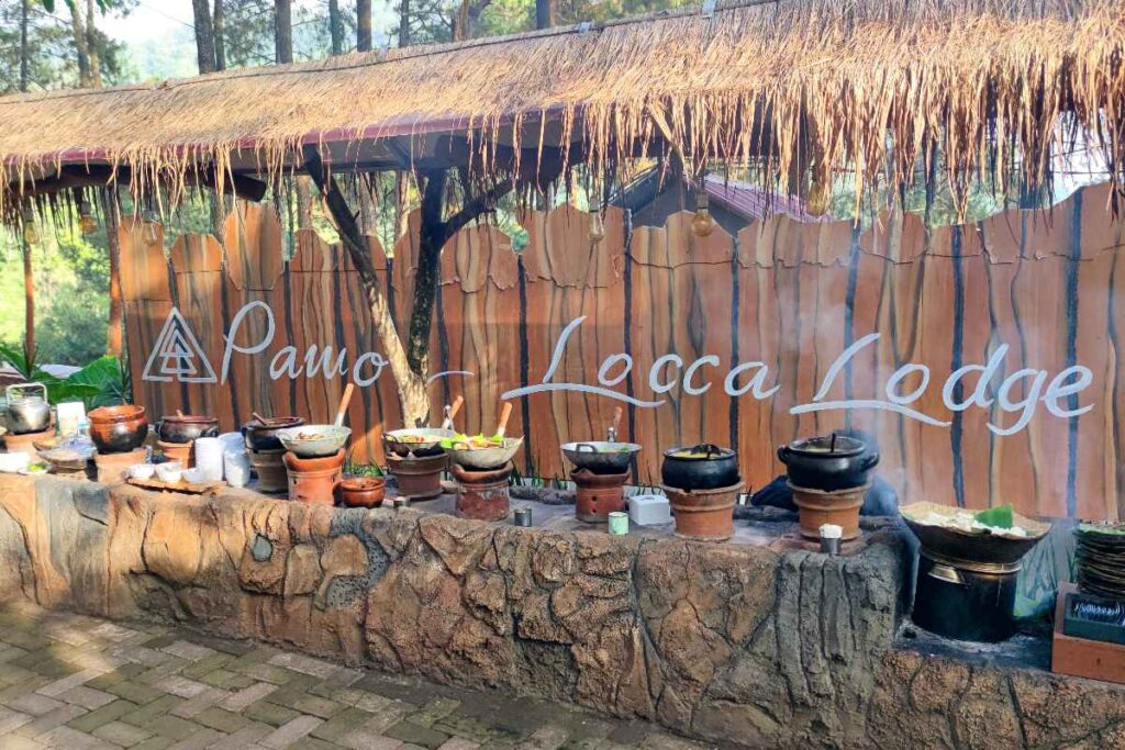 Pawon Locca menyajikan menu makanan secara tradisional
