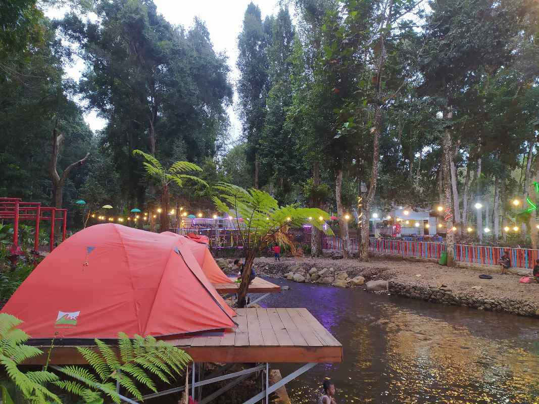Penyewaan tenda untuk pengunjung Kampung Durian Panti