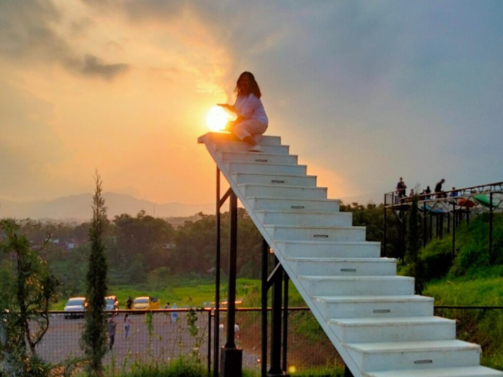 Spot foto stairway to heaven di Malang Skyland