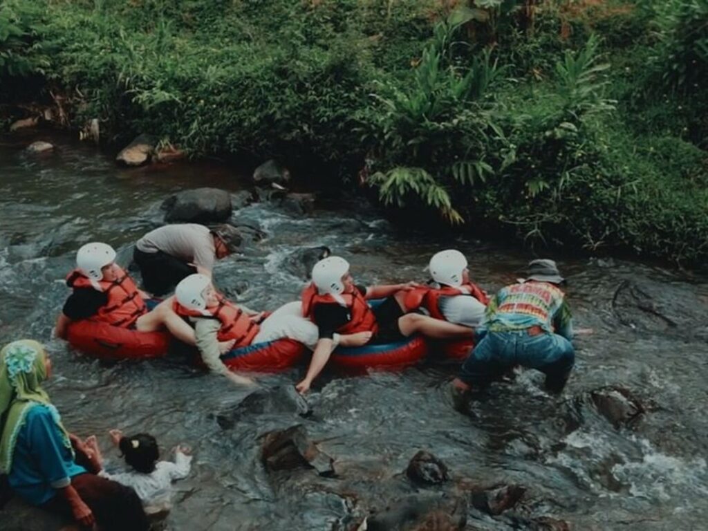 Wisata susur sungai dengan mengendarai ban pelampung di Desa Taraju