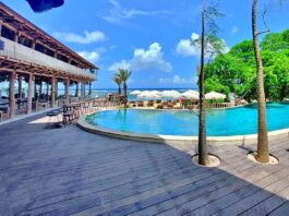 Kolam renang dengan pemandangan indahnya laut Nusa Dua di Canna Bali