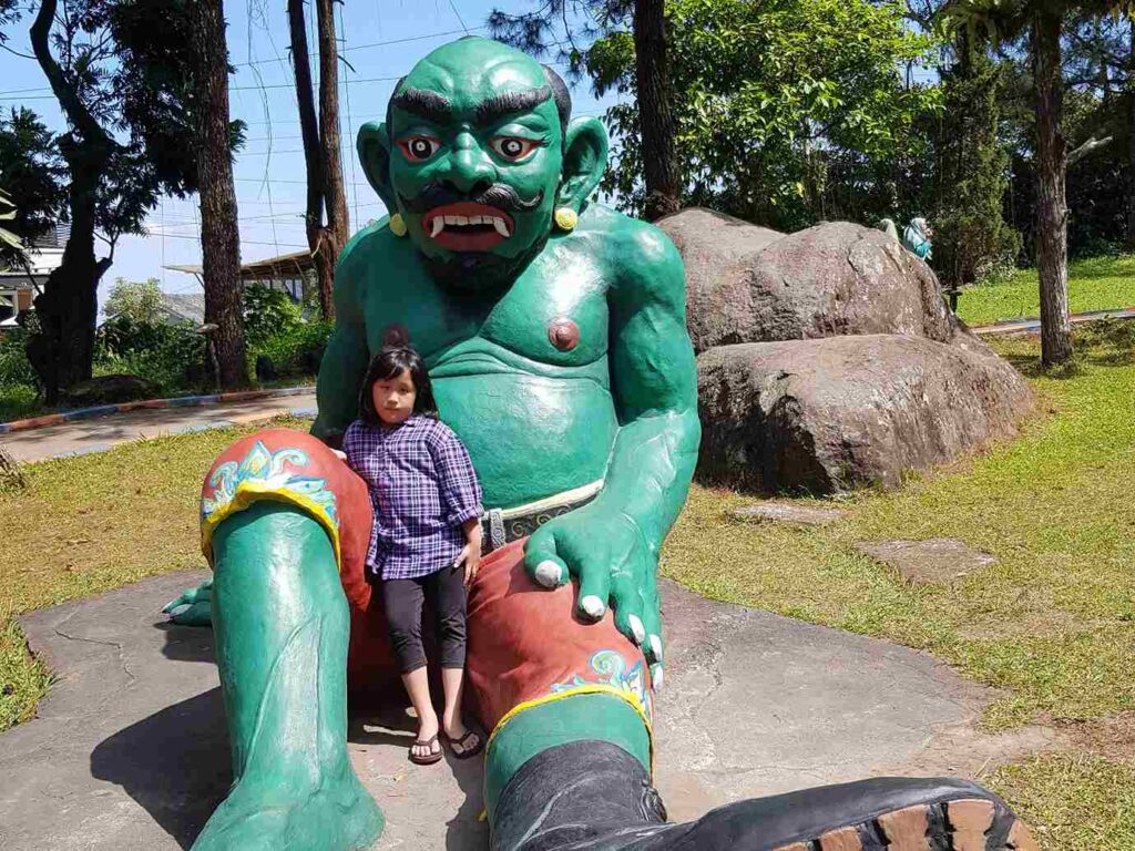 Patung Buto Ijo yang ikonik di Kaliurang Park