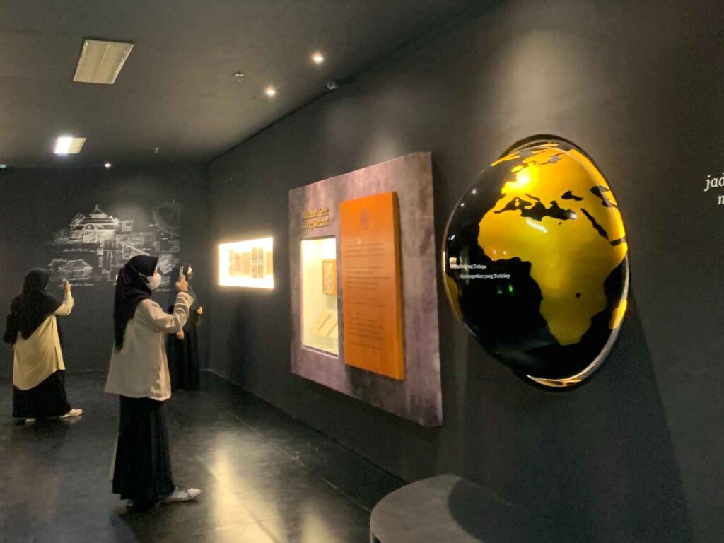 Pengunjung dapat melihat koleksi secara digital melalui aplikasi Museum Muhammadiyah