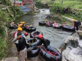 Permainan tubing di sungai yang sangat mengasyikan