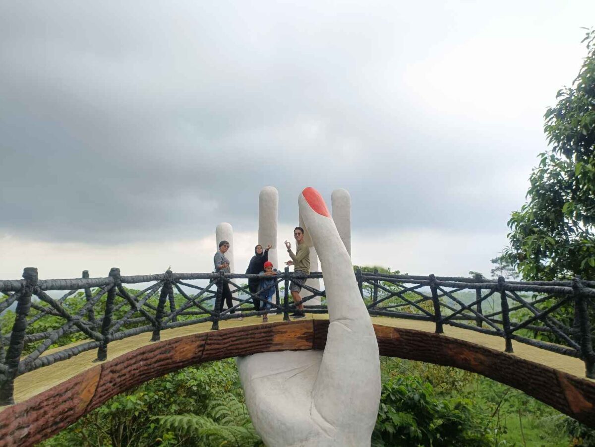 Salah satu spot foto menarik yang ada di The Lost Wold Park