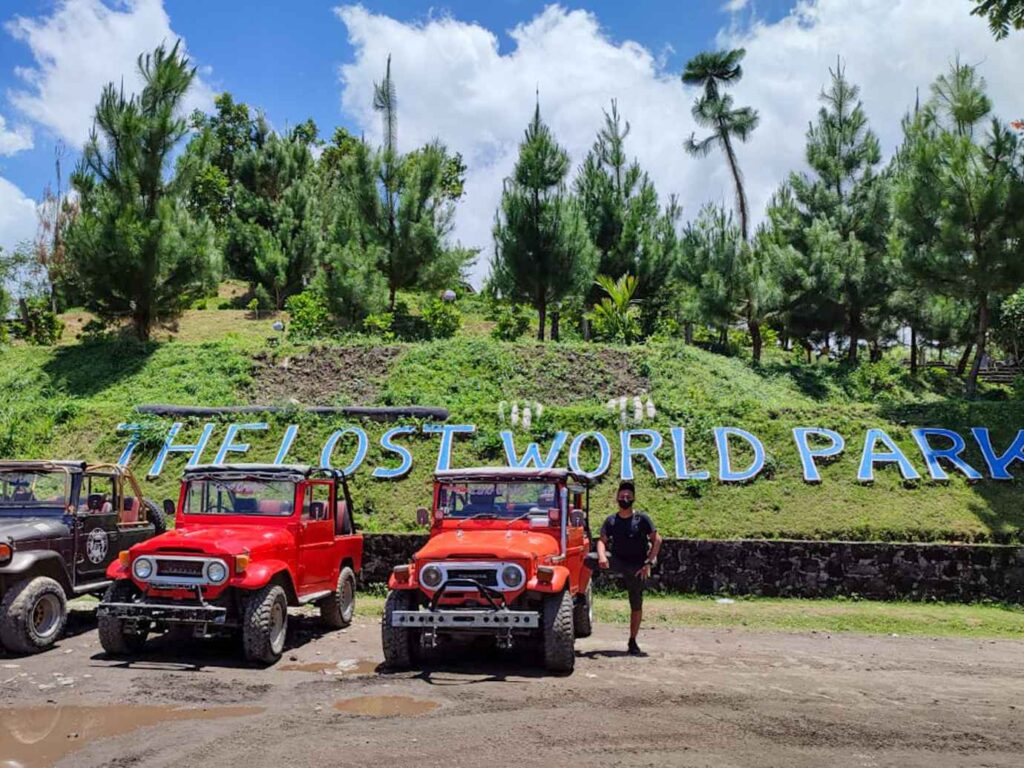 Tour menaiki jeep di kawasan The Lost World Park