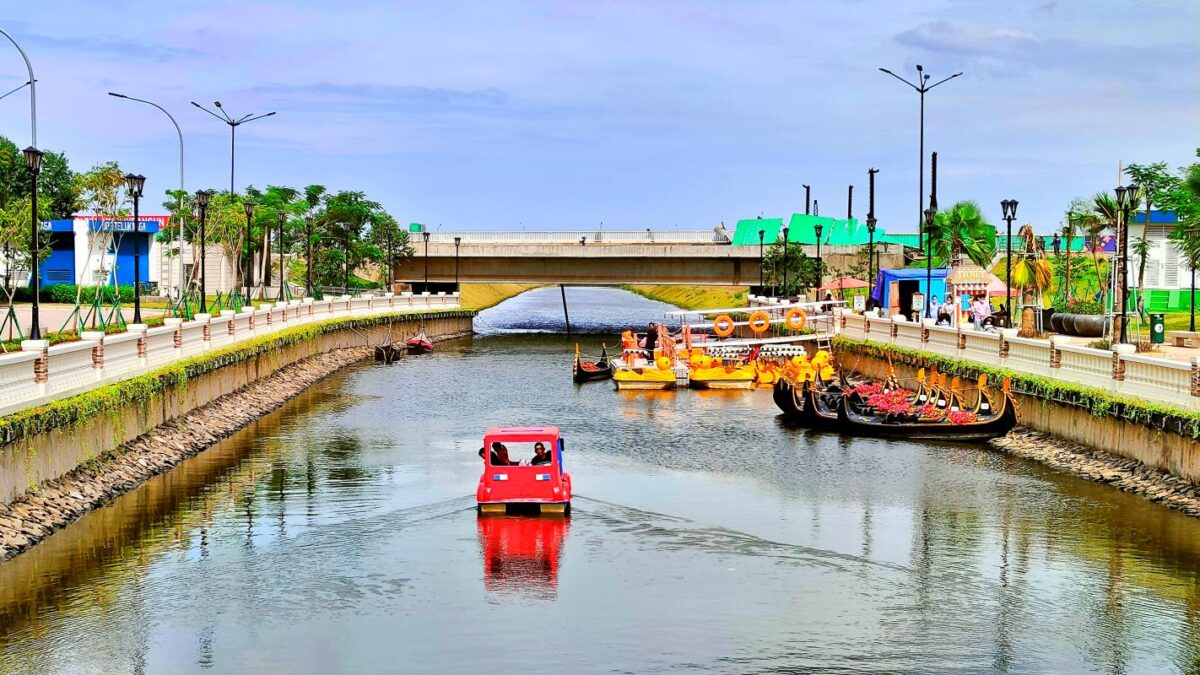 Bermain wahana air seperti sepeda air dan gondola di La Riviera PIK 2