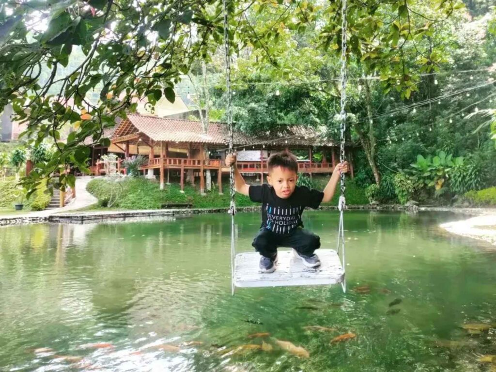 ayunan instagrammable di atas kolam