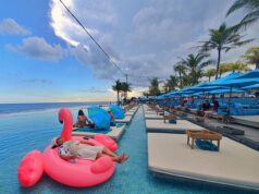 Kolam Renang Atlas Beach Fest menghadap ke laut pantai canggu